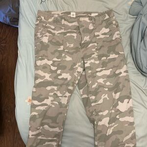 Gap girlfriend khaki capris